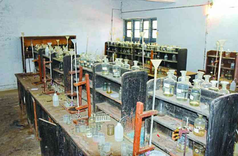 Practical happening without Lab यहां बिना लैब के हो रहे प्रैक्टिकल