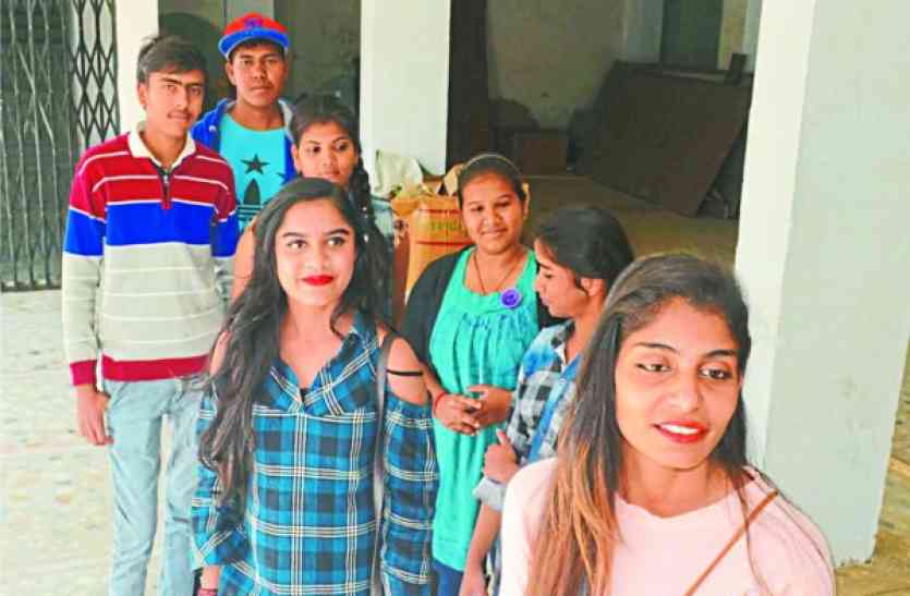 Padman: We are proud that we are women पैडमैनः युवतियां बोली- अब दूसरी चीजों के साइड इफेक्ट जानकर पैड यूज करेंगीं अनजान युवतियां