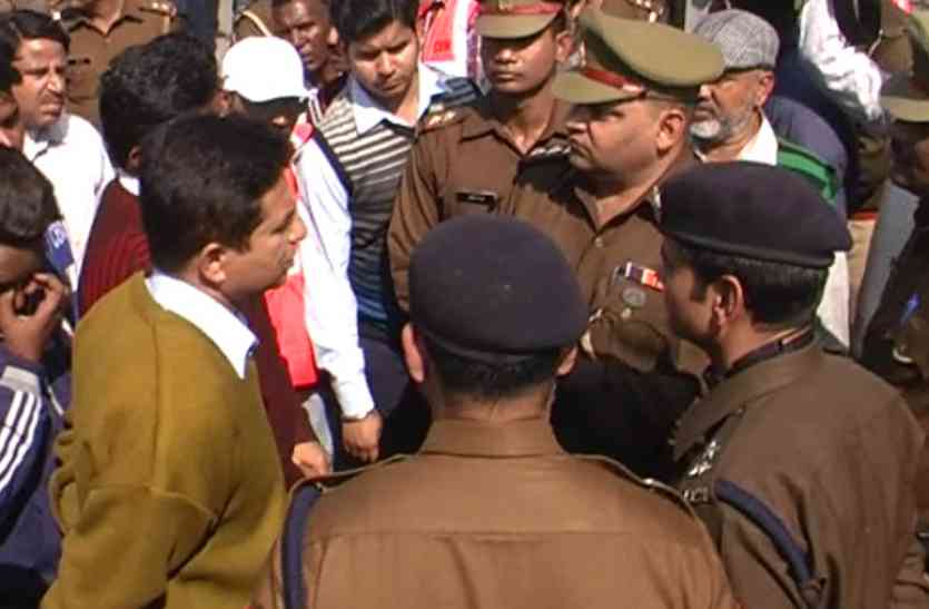 noida सीलिंग को लेकर फिर गहराया विवाद, कार्रवाई के खिलाफ व्यापारियों ने दिया धरना