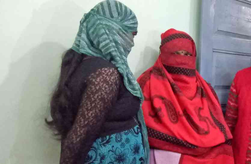Sex Racket Busted in Sidhi पुलिस के नाक के नीचे महिला ही चला रही थी सेक्स रैकेट, आपत्तिजनक स्थिति में पकड़ा