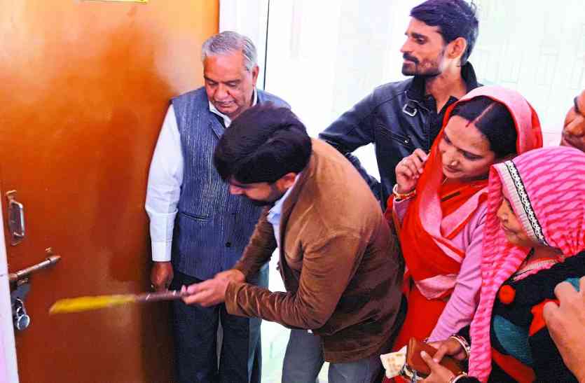 patrika पंचायत समिति प्रधान ने प्रधान कक्ष पर लगा ताला तोड़ा,ताला टूटा, पर उपप्रधान का इस्तीफा