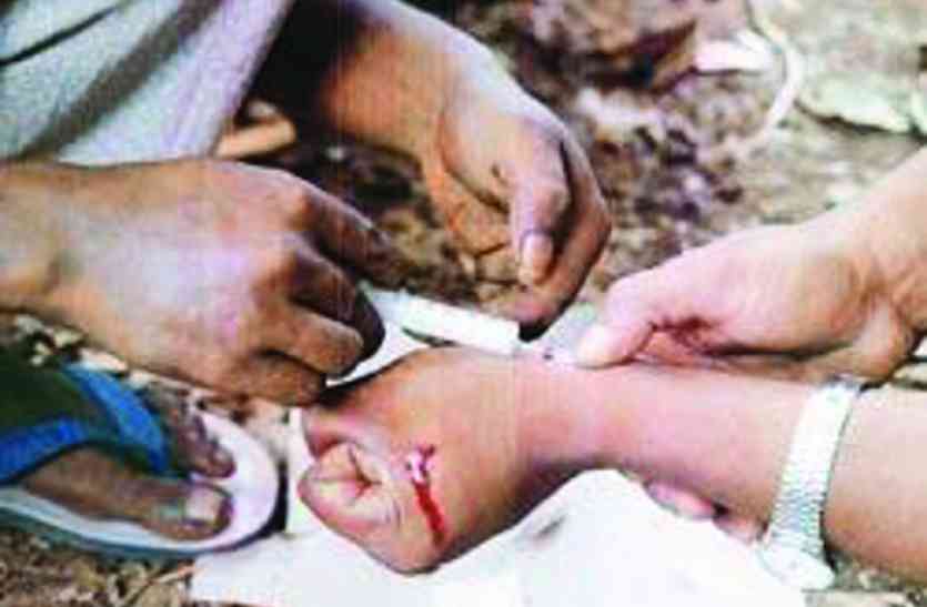 sangria man caught with smack जंभेश्वर मंदिर के कोने पर एक आदमी को पकड़ा स्मैक के साथ