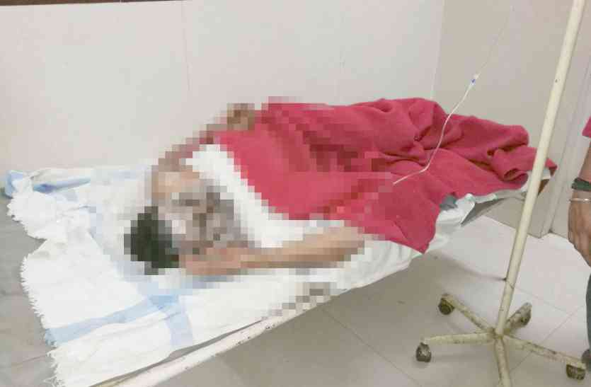 man burnt पुलिस वालों युवक को इतना परेशान की उसने भरे बाजार लगा ली खुद को आग, वीडियो में देखें क्या हुआ आगे
