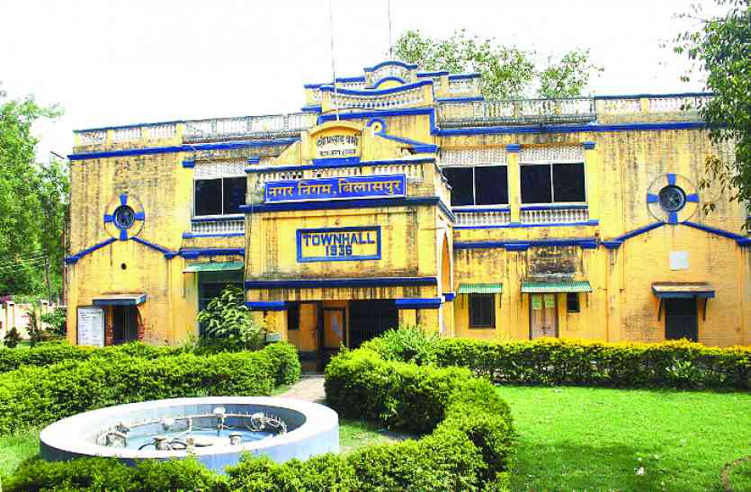 nagar nigam निगम के आदर्श पेट्रोल पंप में आठ माह से पेट्रोल का टोटा