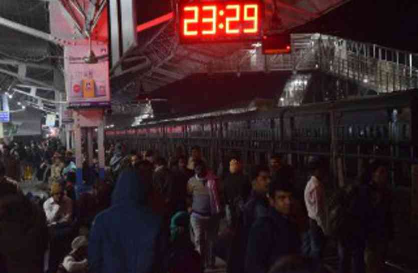 rewa ट्रेन में अचानक मची भगदड़, उतरकर बस से भागे यात्री