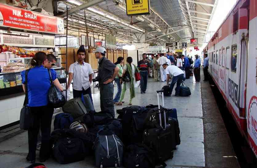 railway station रेलवे स्टेशन पर लगी टीवी बन गयी शो पीस, पैसेंजर्स का नहीं होता टाइम पास