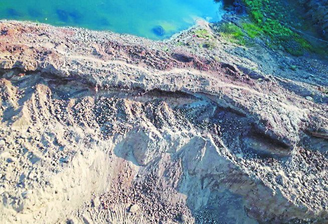 Excavation at Narmada coast पोकलेन, जेसीबी से बर्बाद कर रहे नर्मदा नदी के तटबंध, धार पर मंडरा रहा खतरा