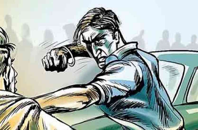 Crime in varanasi अपना दल के विधायक का करीबी बताने वाले नेता ने लाइनमैन को बुरी तरह से पीटा