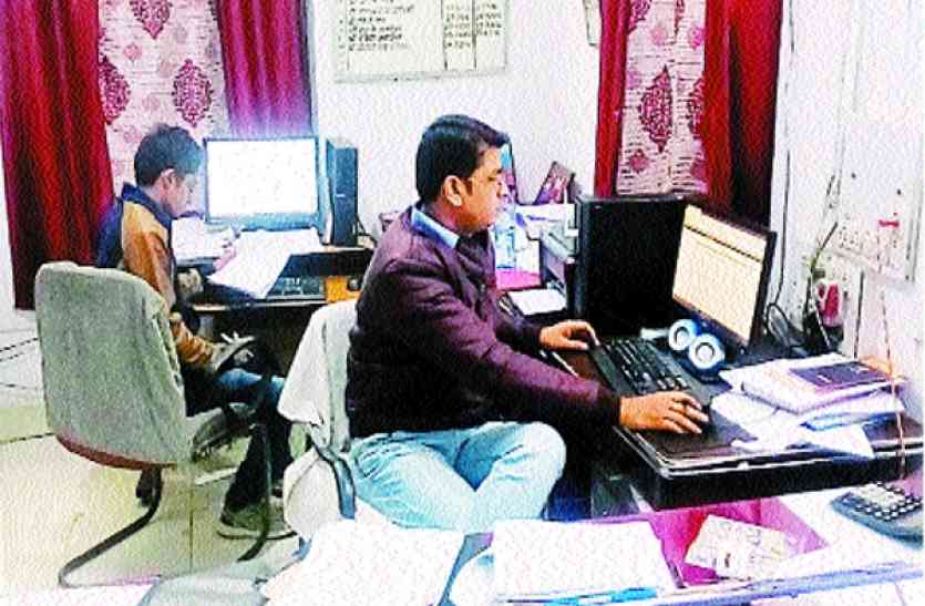 Employee नए सॉफ्टवेयर में फंसा कर्मचारियों का वेतन