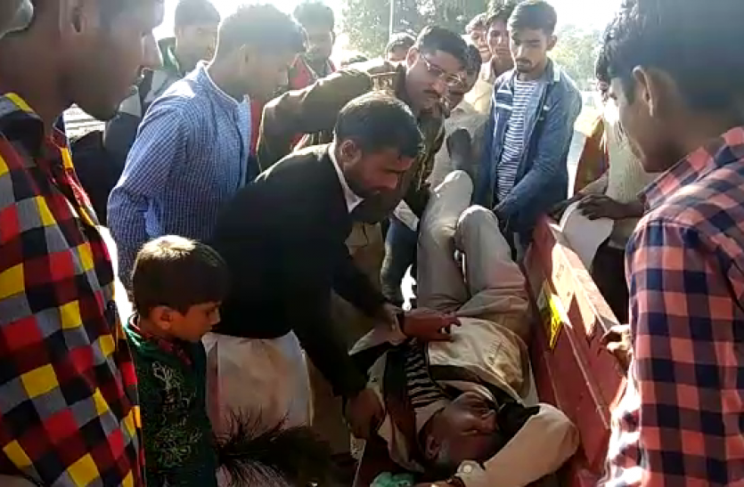 gajraula देखें, इस जांबाज पुलिसकर्मी ने कैसे बचाई रेलयात्री की जान
