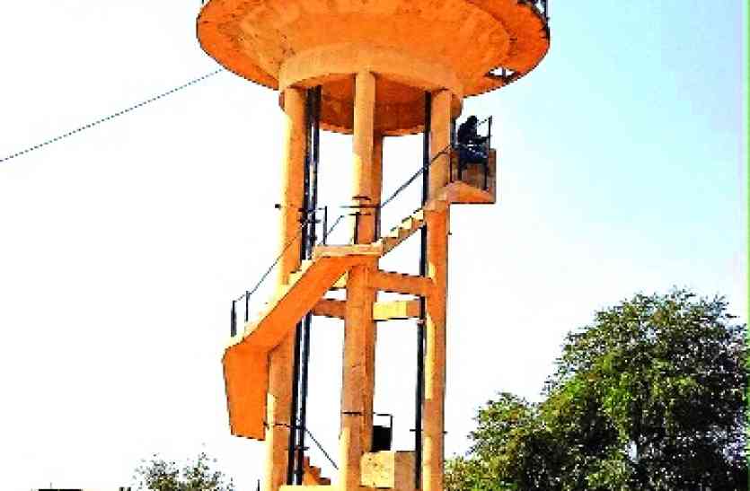 water tank प्रशासन ने की नीलामी तो किसान चढ़े टंकी पर