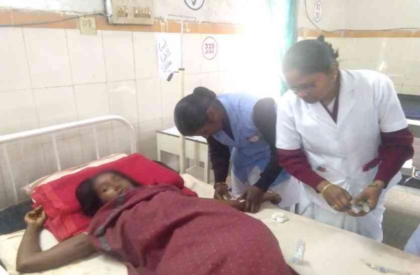 Injured women दरिंदगी की हद : पति, सौतन व 2 देवरों ने चारपाई से बांधकर हंसिए से दागा, फिर प्राइवेट पार्ट में डाल दी मिर्च