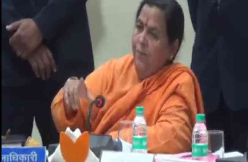 uma bharati तो क्या सच में राजनीति छोड़कर जा रही हैं उमा भारती?