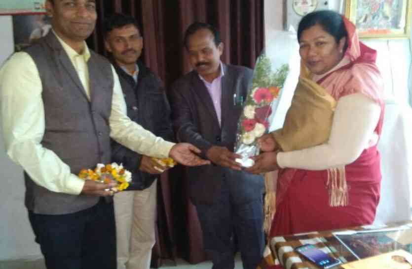 Rajya Sabha MP from the dedication of this teacher has been happy इस शिक्षक के समर्पण से राज्यसभा सांसद हुईं खुश और दे दिया ये उपहार
