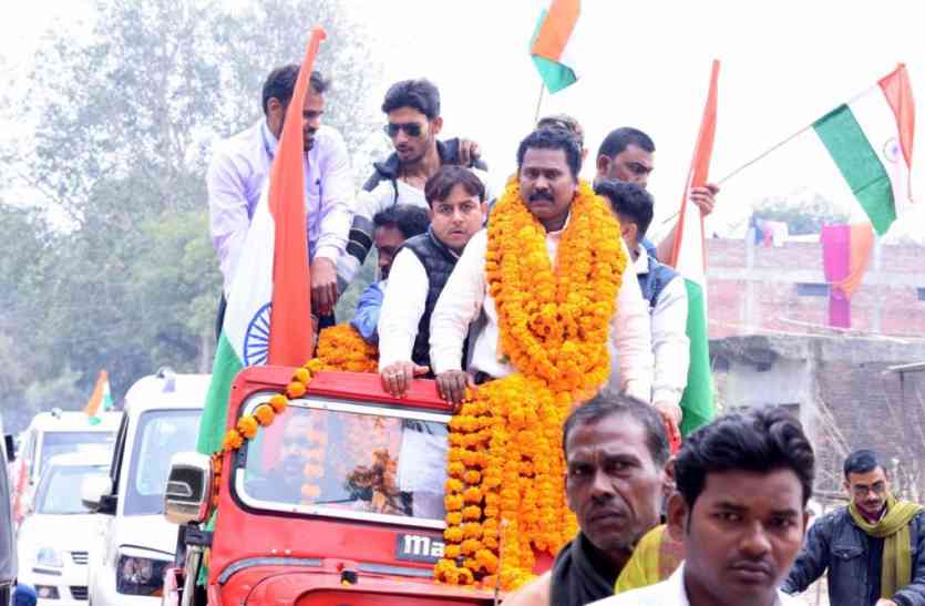 Tiranga Yatra फ्रांस की राजकुमारी से पुरस्कार लेकर लौटे प्रमोद के लिये जौनपुर में निकाली गयी 16 किमी लम्बी तिरंगा यात्रा