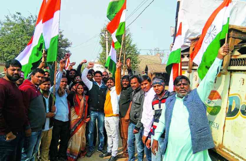 people honored martyr family members in alwar अलवर: तिरंगा रैली निकाल, कुपवाड़ा में शहीद में शहीद हुए जवान के परिवार का किया सम्मान