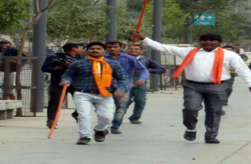 VHP-Bajarang dal रिवरफ्रंट पर बैठे युगलों को वीएचपी-बजरंगदल के कार्यकर्ताओं ने 'भगवा' लाठी से भगाया