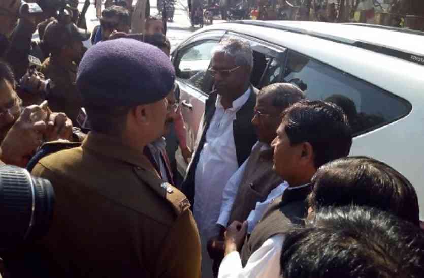 BJP leader to reach Allahabad दलित छात्र की हत्या के बाद जाँच करने पंहुची भाजाप की टीम ,प्रशासन ने रास्ते में रोक किया ...