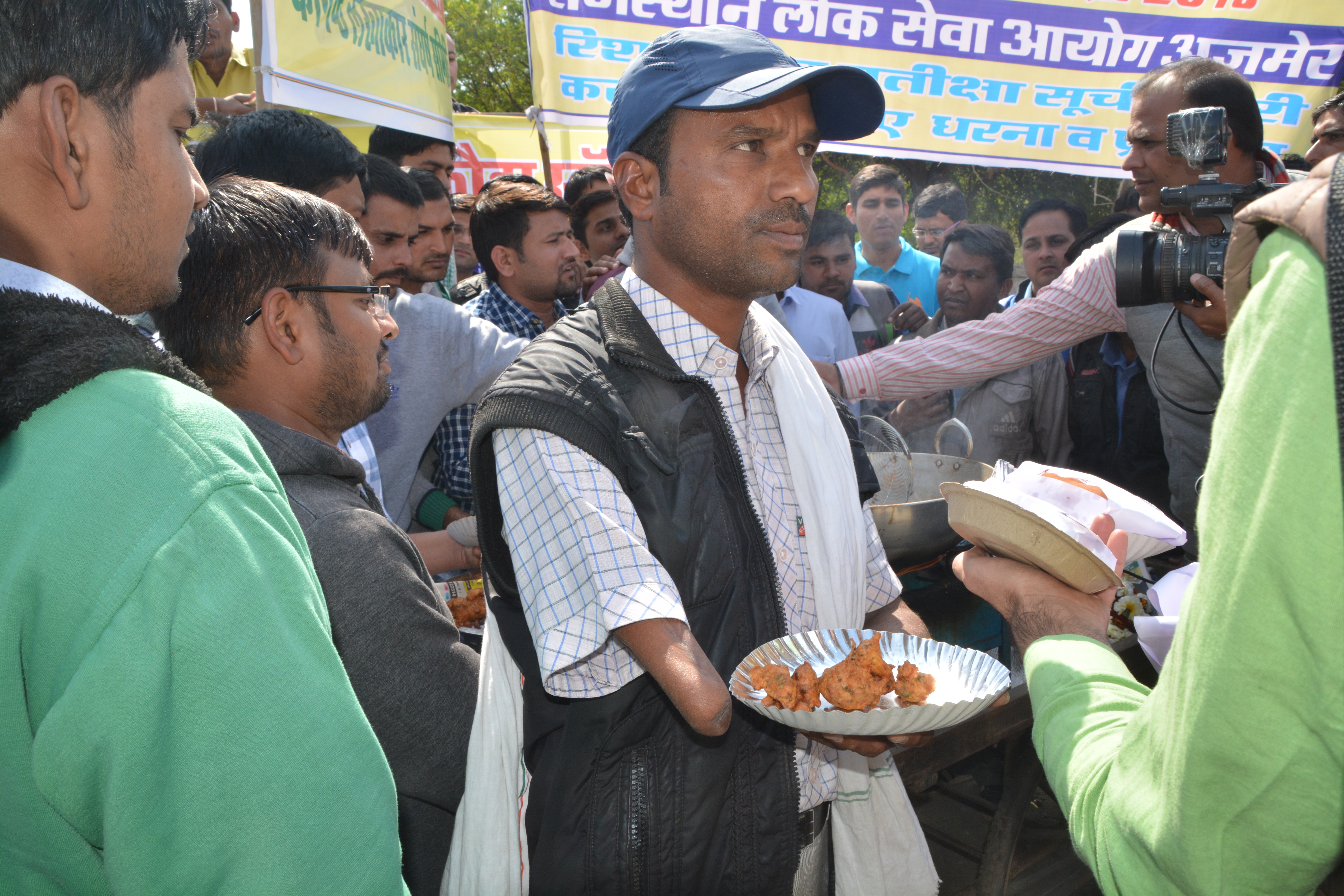 aspirants demonstration at rpsc ajmer नहीं खाए होंगे आपने आरएएस और फस्र्ट ग्रेड पकौड़े, सिर्फ अजमेर में मिलेगा इनका स्वाद
