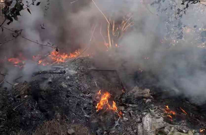 Fire In Chandauli मुगलसराय रेलवे स्टेशन : गोदाम की झाड़ियों में लगी आग, मची अफरा-तफरी