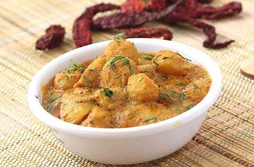 kashmiri dum aloo डाइनिंग टेबल पर दिखाएं कश्मीरी दम आलू का दम