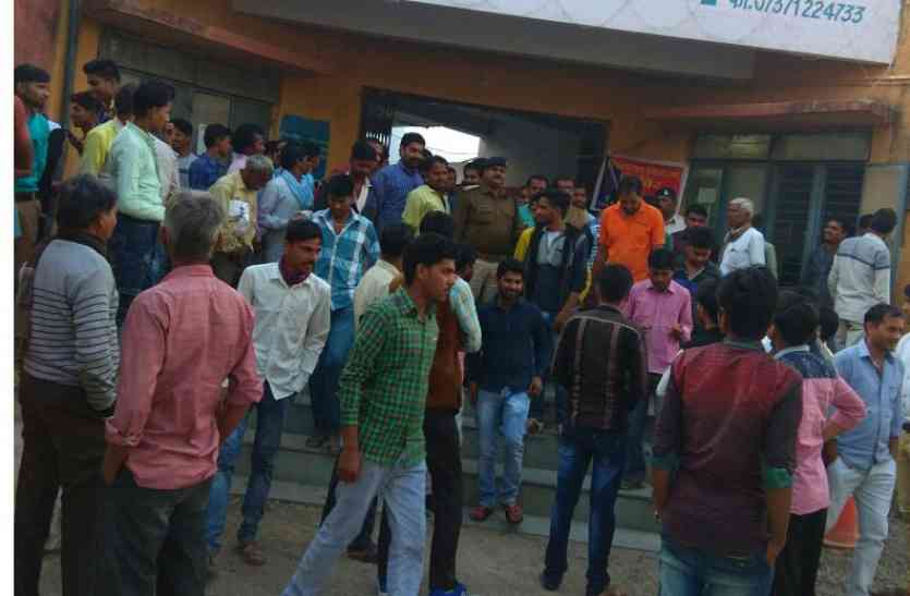 posting-cast-objection-on-sanskari-kameene-group-register-case-on-adm संस्कारी कमीने पर डाली आपत्तिजन पोस्ट, थाने पहुंचे लोग, एडमिन पर केस दर्ज