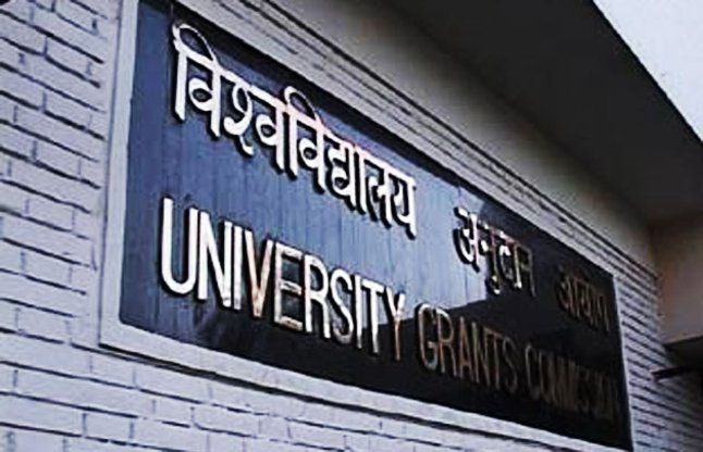 UGC rule, A grade university can only get distance learning course | यूजीसी  के नियमों से कोर्स करवाने की दौड़ से बाहर हुए इन विश्वविद्यालयों से डिग्री  लेने से पहले सोच ले