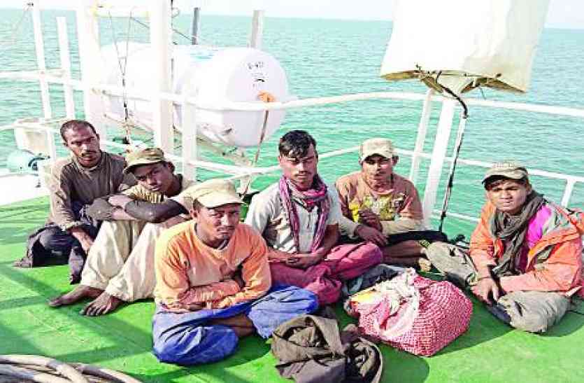 coast guard nabbed pakistani बोट सहित सात पाकिस्तानी पकड़े