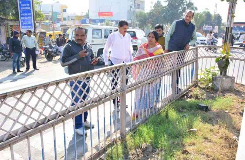 patrika लोगों को पीने का पानी नहीं, निगम धो रहा सड़क