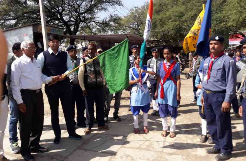 pratapgarh स्काउट गाइड की नगर भ्रमण रैली का भव्य स्वागत