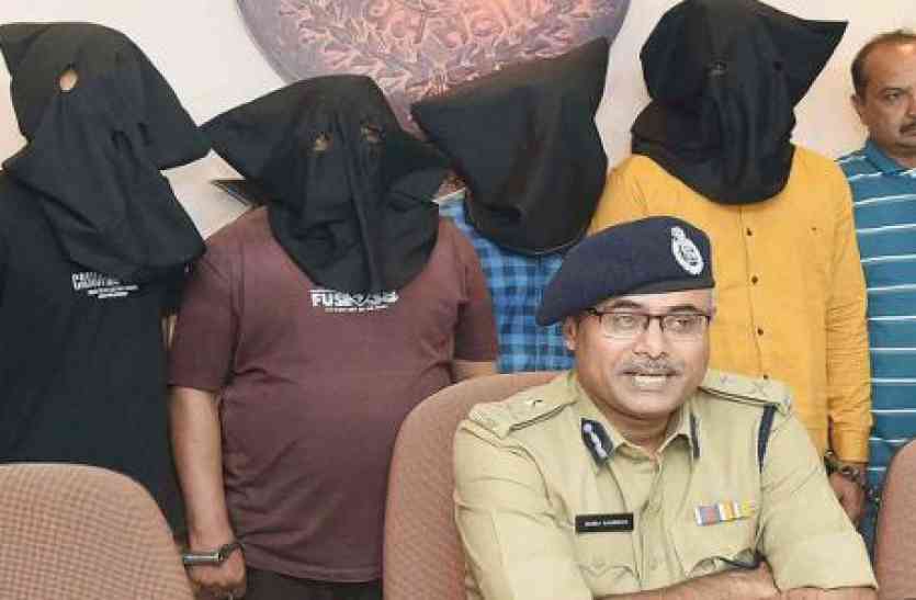 Fake note, four arrested इंदौर में छपवाकर वडोदरा में खपाते थे जाली नोट