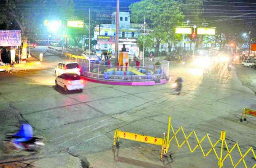 After the traffic point is over in the night, the police force becomes dull अंधेरा घिरते ही लावारिस हो जाता है शहर, 'बाज' दिखता है न ही जवान