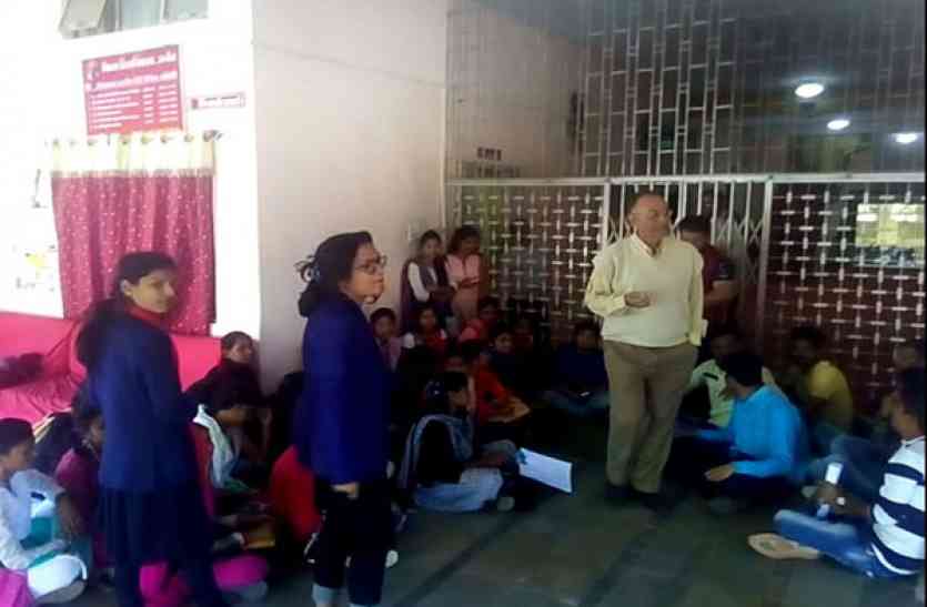 patrika प्रदर्शन करने यूर्निवसिटी आ रही छात्राओं ने पुलिस ने लिए 500 रूपए
