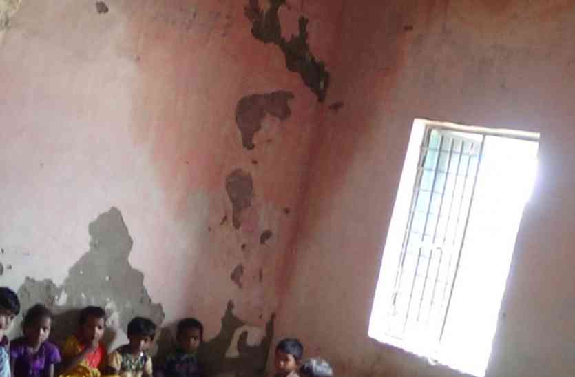 Hole in the roof of the primary school building प्राथमिक शाला भवन की छत में छेद