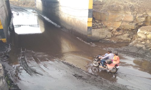 Rail bridge, under bridge, mud, dislocation, broadgeege, banqiki रेलवे अंडरब्रिज के नीचे से जब गुजरती है बाइक...