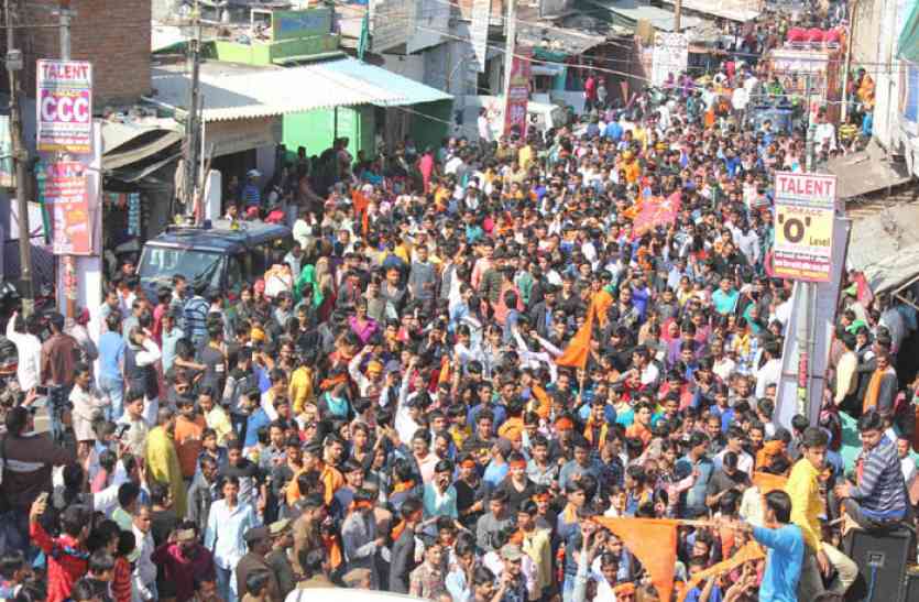 mahashivratri celebration in jhansi धूमधाम से मनाई गई महाशिवरात्रि, कहीं निकली बारात और कहीं हुआ जलाभिषेक