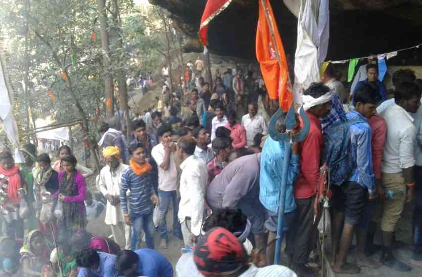 madh ke mahaadev mein hua roodraabhishek मढ के महादेव में हुआ रूद्राभिषेक