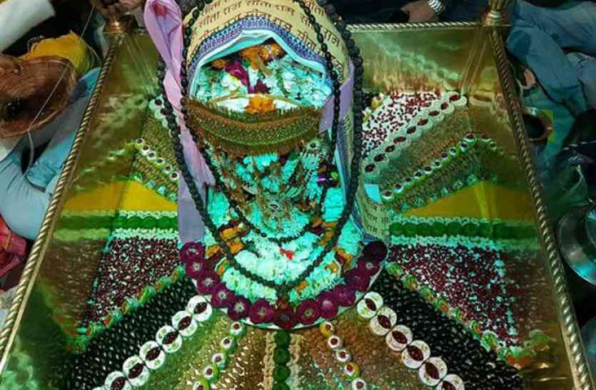 बाबा भंवरनाथ का भव्य श्रृंगार ‘का लेके शिव के मनाइब हो, शिव मानत नाहीं...