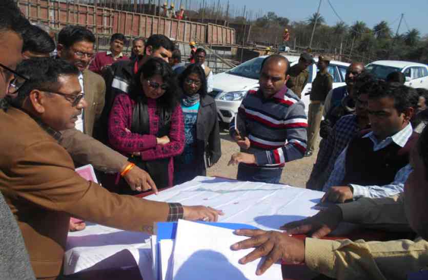 inspection of laxmi tal by commissioner ये ऐतिहासिक तालाब किया जाएगा सुरक्षित, अवैध कब्जे हटाकर बनेगी बाउंड्रीवाल