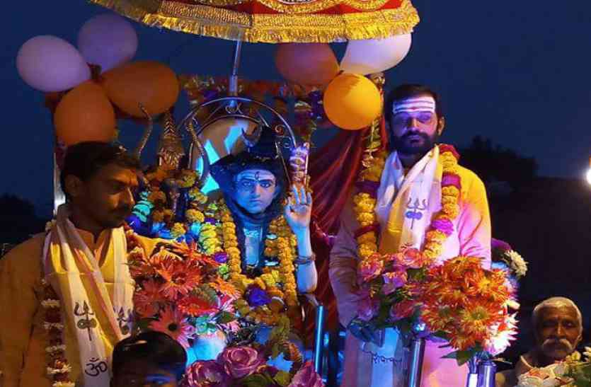 Shivratri 2018 celebration in Chitrakoot UP hindi news शिव की भक्ति में जमकर झूमे भक्त, कुछ इस तरह दूल्हा रूप में नजर आए भोलेनाथ