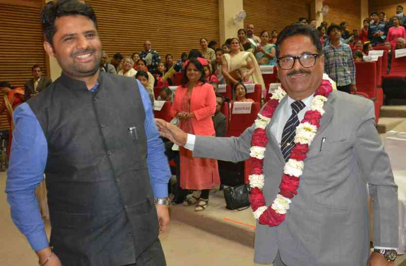 parentine day celebration in alwar अनूठी पहल: अलवर में 14 फरवरी को यहां मनाया पेरेंटाइन-डे, माता-पिता से किया प्यार का इजहार