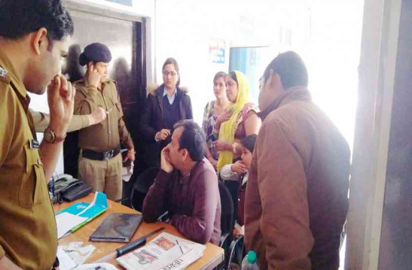 gwalior railway station टिकट मांगने पर लड़की ने मारा महिला टीटी को चांटा बोली- ये है तेरी औकात