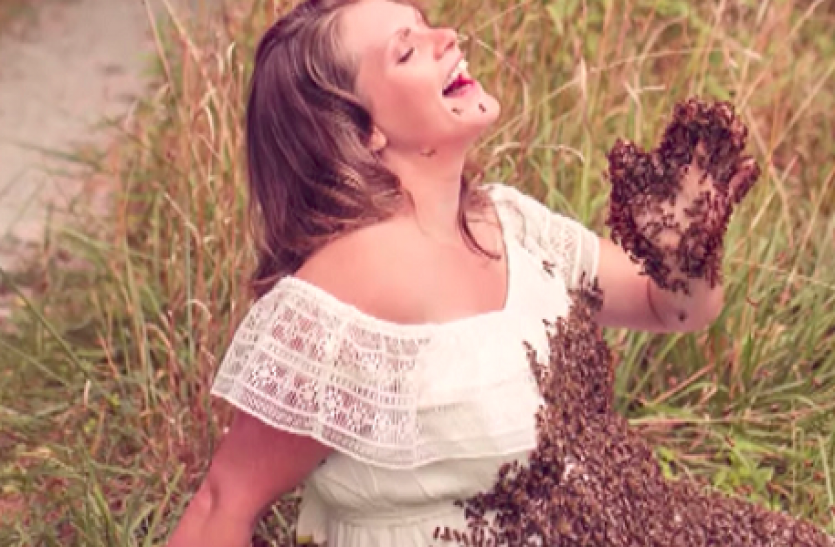 Bizarre News,bizarre world news,bizarre talent,Bees attack,bees,bizarre incident,bizarre behavior,maternity photoshoot, गर्भवती महिला हुई मधुमक्खियों के प्यार में पागल, होने वाले बच्चे की परवाह किए बिना कर डाला ऐसा काम