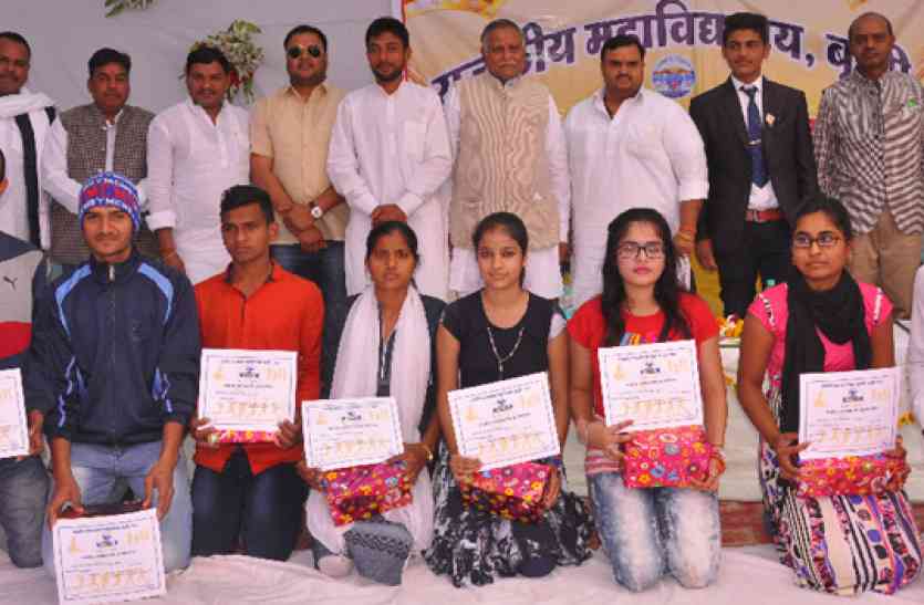 Get up from youth discrimination and go ahead and illuminate the name युवा भेदभावों से उठकर आगे बढ़े, और देश व समाज का नाम रोशन करें