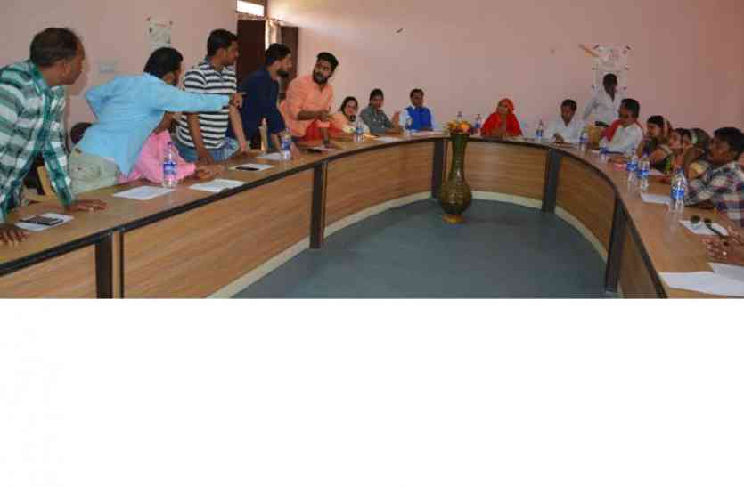 What happened that the councilors did in the meeting the exorcism and ऐसा क्या हुआ कि पार्षदों ने बैठक में कर दिया हंगामा और कार्य का बहिष्कार