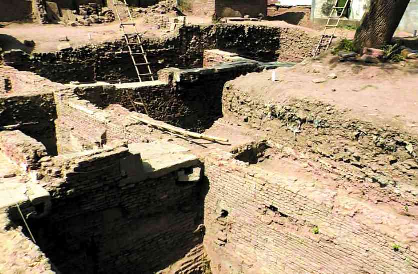 Archaeological city found in excavation उत्खनन में मिला पुरातात्विक नगर