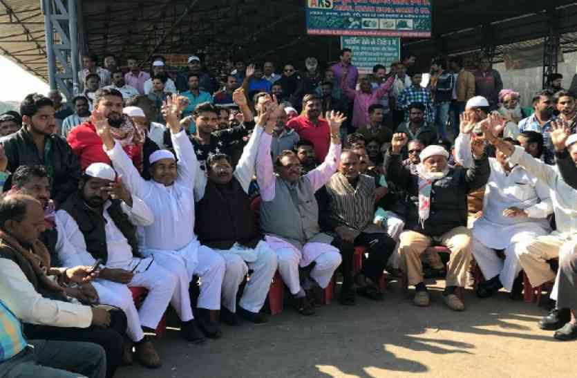 parking पार्किंग को लेकर व्यापारियों ने ठेकेदार के खिलाफ किया प्रदर्शन- see video