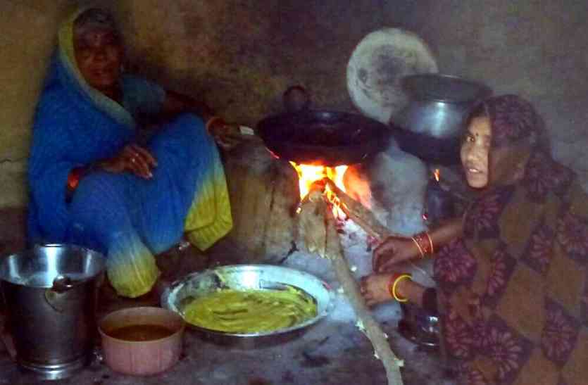 pradhan mantri ujjwala yojana news in hindi Panna school news मजाक बनी मोदी की उज्जवला योजना, MP की स्कूलों में रसोइया महिलाएं फोड़ रहीं आँखें