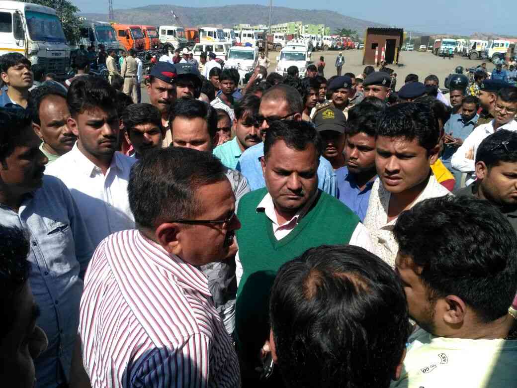VIDEO- सड़क दुर्घटना में सुपरवाइजर की मौत, आक्रोशित लोगों ने किया चक्काजाम तो पुलिस के साथ भी हुई बहस