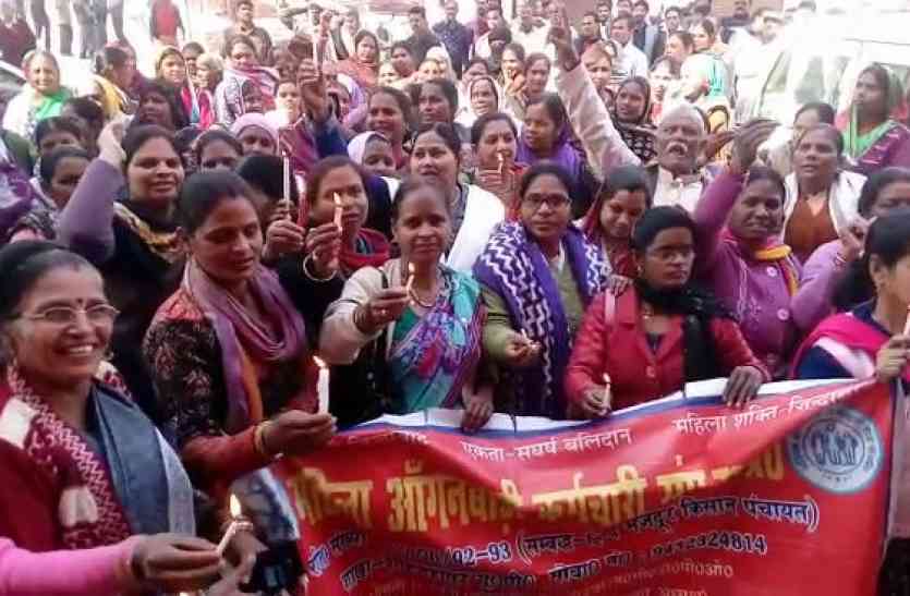 Anganwadi Workers आंगनबाड़ी कार्यकत्रियां फिर धरने पर, जिला प्रशासन ने कार्रवाई की दी चेतावनी
